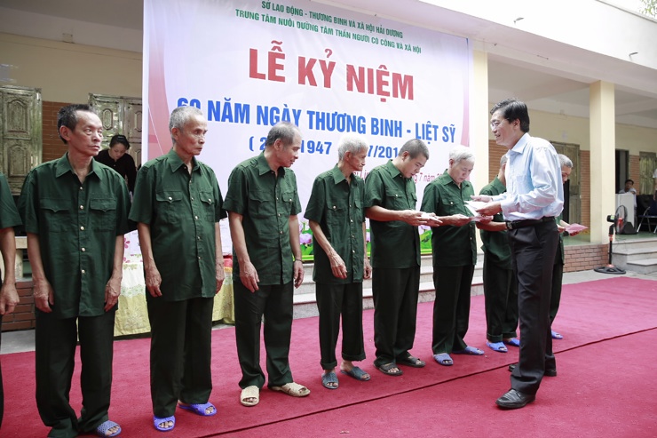 Đ/c Trần Quốc Vinh - Phó Tổng Giám đốc KBNN​ trao quà cho các thương bệnh binh. Nguồn: internet