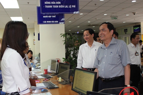 Đoàn công tác của Ủy ban Trung ương Mặt trận Tổ quốc Việt Nam thực hiện việc giám sát về công tác cải cách thủ tục hành chính tại Chi cục Thuế quận Đống Đa, Hà Nội. Ảnh: NM.