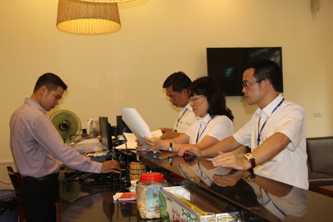 Đoàn kiểm tra của Chi cục Thuế quận Đống Đa (Hà Nội) kiểm tra việc sử dụng hóa đơn GTGT tại một doanh nghiệp trên địa bàn. Ảnh: NM.