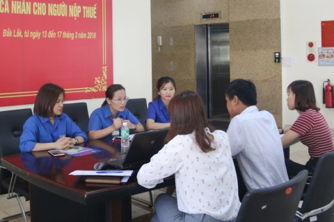 Đoàn thanh niên Cục Thuế tỉnh Đắk Lắk tham gia hỗ trợ người nộp thuế quyết toán thuế năm 2017.