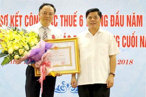 Cục trưởng Cục Thuế tỉnh Ninh Bình Đinh Nam Thắng đón nhận Huân chương Lao động hạng Nhì. Ảnh: Mạnh Huy 