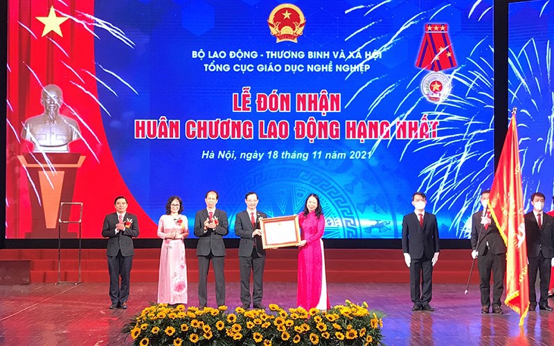Phó Chủ tịch nước Võ Thị Ánh Xuân trao Huân chương Lao động hạng nhất tặng Tổng cục Giáo dục nghề nghiệp.