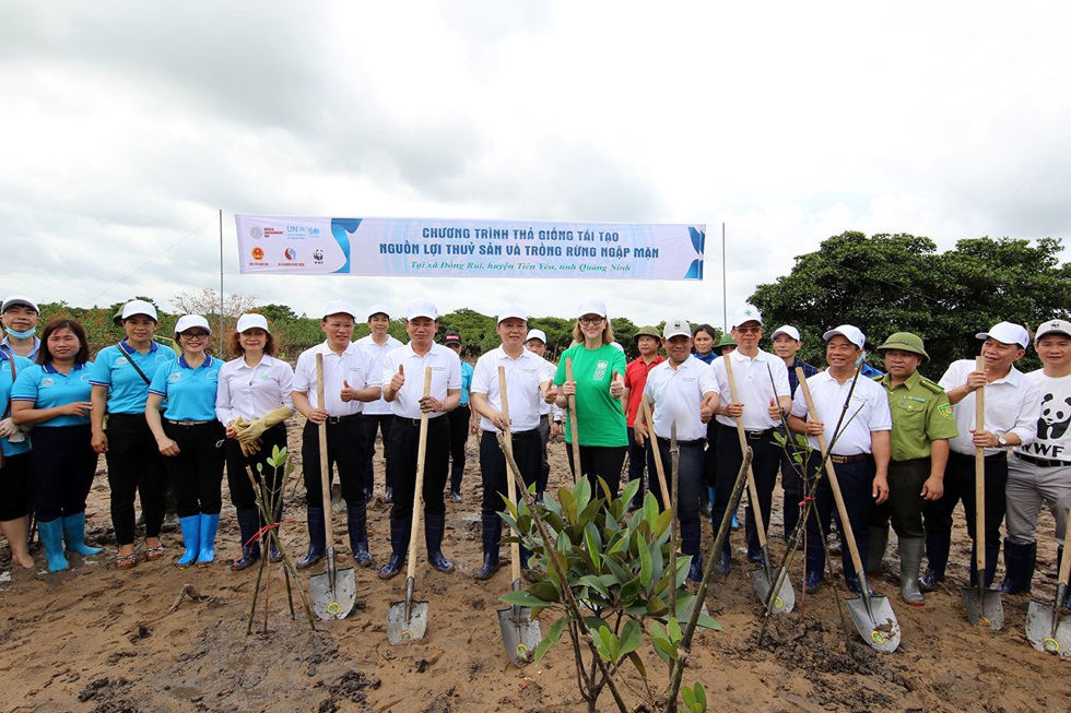Đại diện các cơ quan, tổ chức tham gia trồng cây tại Quảng Ninh nhân lễ phát động.