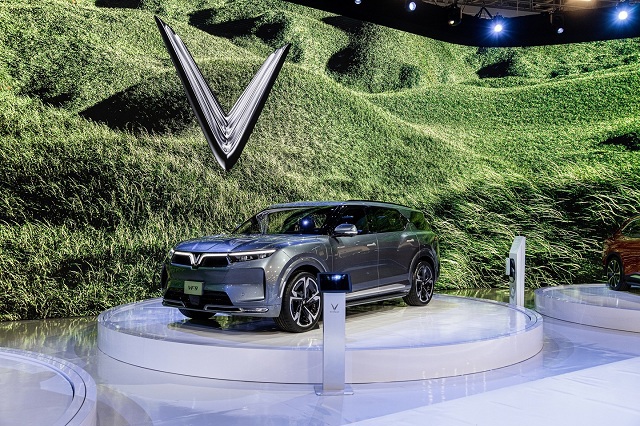 VF e36 (từng được giới thiệu tại LA Auto Show 2021) cũng được đổi tên thành VF 9. Ảnh: Vinfast.