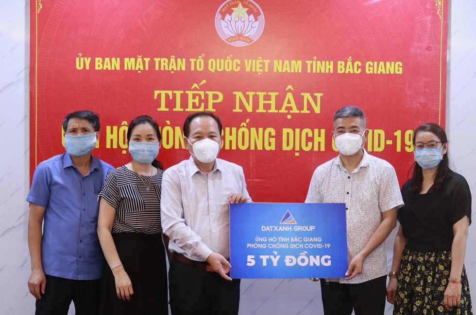 Đại diện Tập đoàn Đất Xanh ủng hộ 5 tỉ đồng cho Ủy ban MTTQ Việt Nam tỉnh Bắc Giang vào ngày 22/5. Ảnh: DXG