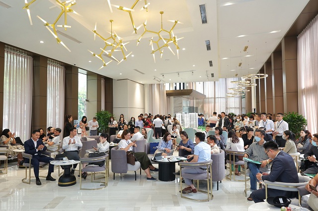 Khách hàng chật kín hội trường lễ ra mắt. Ảnh: HTN