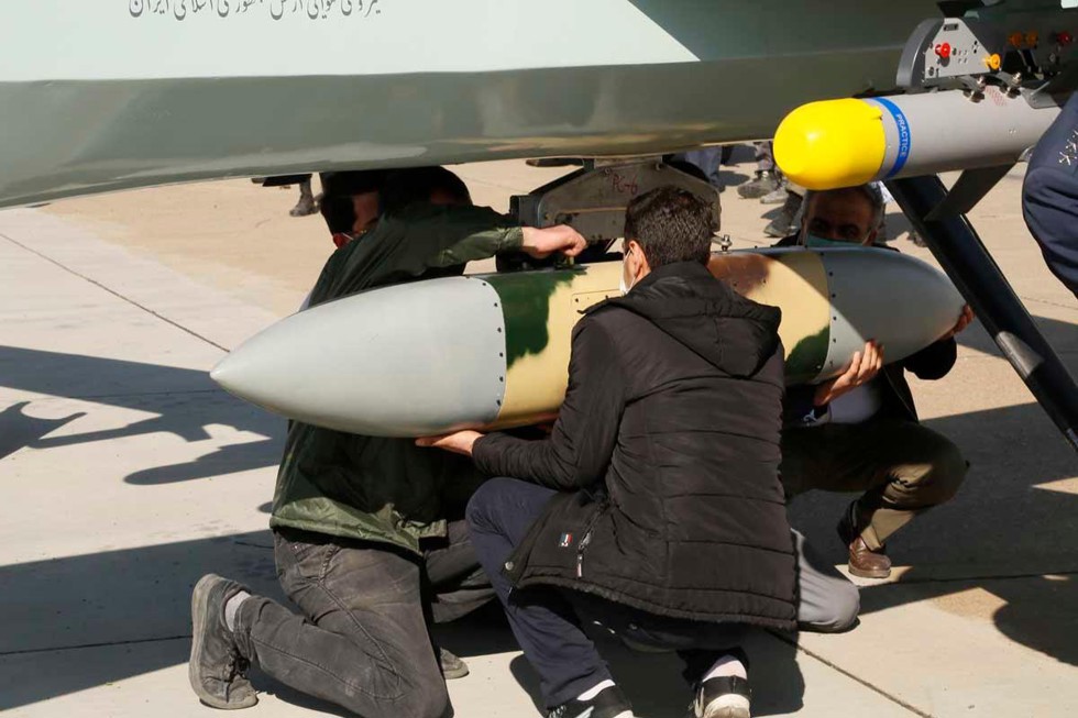 H&igrave;nh ảnh c&aacute;c kỹ thuật vi&ecirc;n qu&acirc;n sự đang lắp c&aacute;c loại vũ kh&iacute; l&ecirc;n chiếc UAV chiến đấu hạng nặng của Iran.
