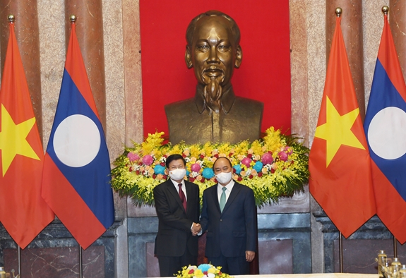 Chủ tịch nước Nguyễn Xuân Phúc và Tổng Bí thư, Chủ tịch nước Lào Thongloun Sisoulith. Ảnh: TRỌNG HẢI 