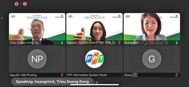 Ban lãnh đạo Vietcombank cùng đại diện đơn vị tư vấn FPT IS và các thành viên Ban triển khai dự án cùng thể hiện quyết tâm hoàn thành dự án đúng tiến độ và chất lượng đáp ứng kỳ vọng của Vietcombank