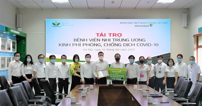 Các đại biểu tham dự buổi lễ chụp ảnh lưu niệm