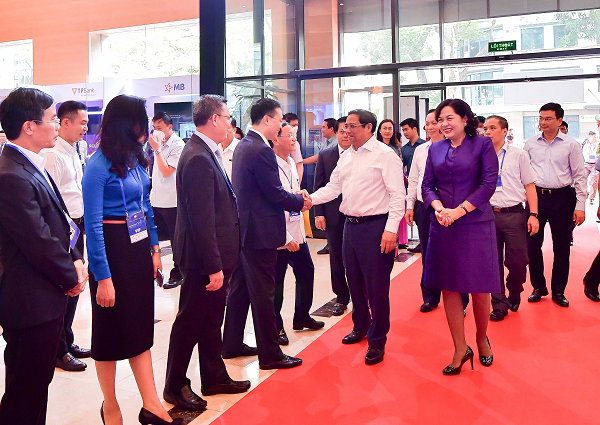 Ông Phạm Quang Dũng - Chủ tịch HĐQT Vietcombank bắt tay chào đón Thủ tướng Chính phủ Phạm Minh Chính tại sự kiện