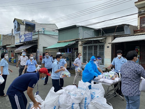 Cán bộ công chức Hải quan Bình Dương tham gia ủng hộ lương thực cho người dân khó khăn do dịch bệnh COVID-19