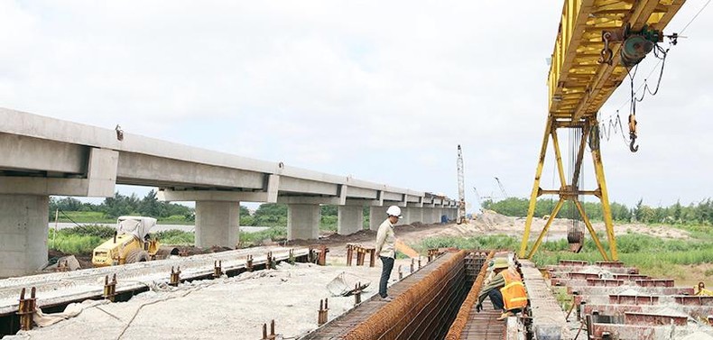 Thi công cầu sông Hồng nối liền hai huyện Tiền Hải (Thái Bình) và Giao Thủy (Nam Định) thuộc Dự án xây dựng tuyến đường bộ ven biển tỉnh Thái Bình. Ảnh: Nguyễn Thơi