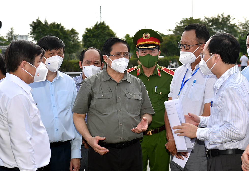 Thủ tướng Phạm Minh Chính thị sát công tác chống dịch tại phường Tân Phú, TP. Thủ Đức.. Nguồn: chinhphu.vn