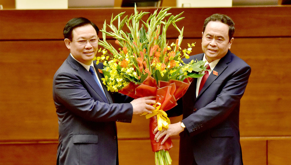 Ph&oacute; Chủ tịch Thường trực Quốc hội Trần Thanh Mẫn tặng hoa ch&uacute;c mừng&nbsp;Chủ tịch Quốc hội Vương Đ&igrave;nh Huệ.