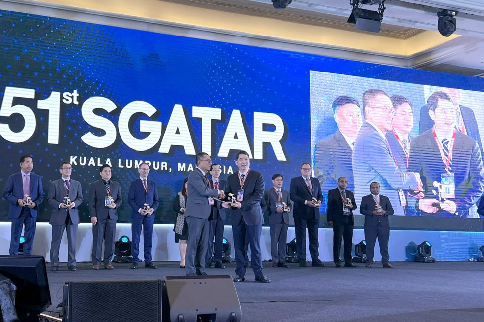 Tổng cục trưởng Tổng cục Thuế Cao Anh Tuấn nhận kỷ niệm chương của Hội nghị SGATAR thường ni&ecirc;n lần thứ 51