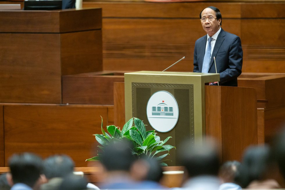 Phó Thủ tướng Chính phủ Lê Văn Thành trình bày Tờ trình về dự án Luật Đất đai (sửa đổi).