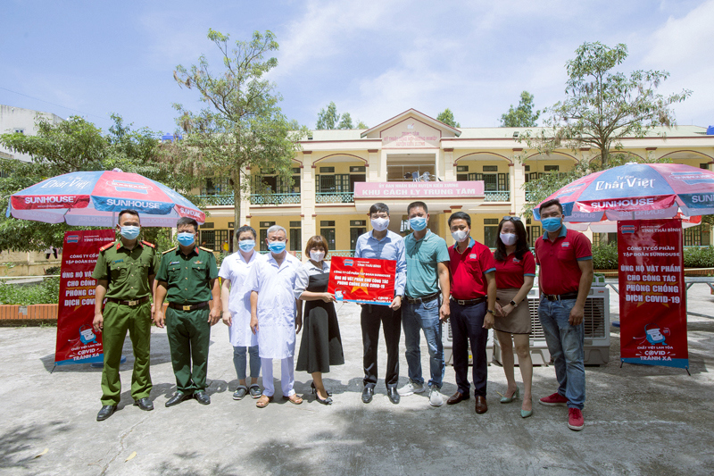 SUNHOUSE đã thực hiện nhiều đợt trao tặng vật phẩm thiết yếu đến ngành y tế, lực lượng chống dịch, người dân cách ly tại các điểm nóng về dịch bệnh
