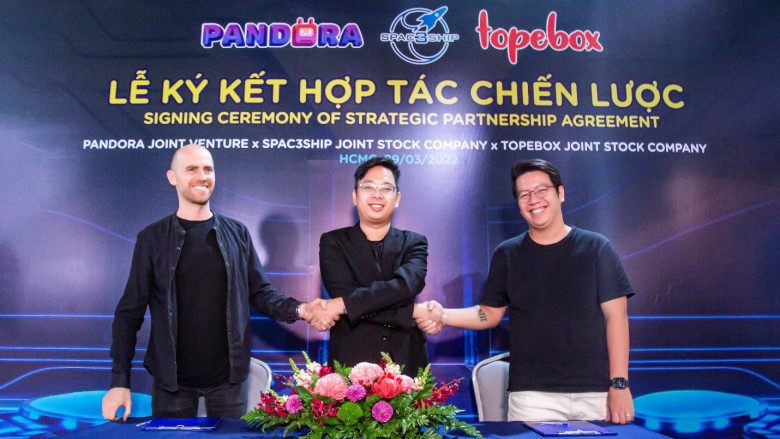 Đại diện ba bên bắt tay trong buổi Lễ ký kết. Từ trái qua phải: Ông Mika Germani - Founder & CEO của Pandora ông Hồ Công Danh - CEO của SPAC3SHIP và ông Liêm Thái - CEO của Topebox .