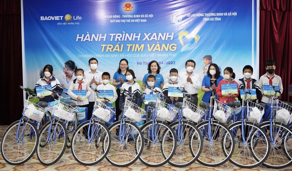 Quỹ "Xe đạp chở ước mơ" của Bảo Việt Nh&acirc;n thọ được thực hiện từ 2005 đến nay, trao tặng 26.000 chiếc xe đạp cho c&aacute;c em học sinh ngh&egrave;o hiếu học tr&ecirc;n cả nước.