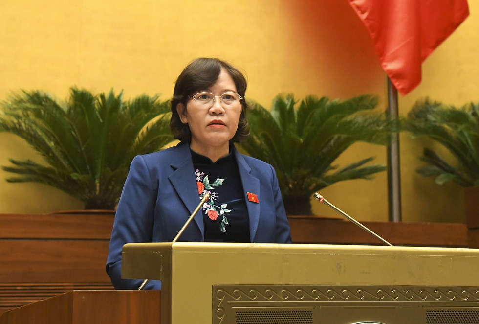Chủ nhiệm Ủy ban Tư pháp của Quốc hội Lê Thị Nga trình bày Báo cáo thẩm tra Báo cáo về công tác phòng, chống tham nhũng năm 2021.