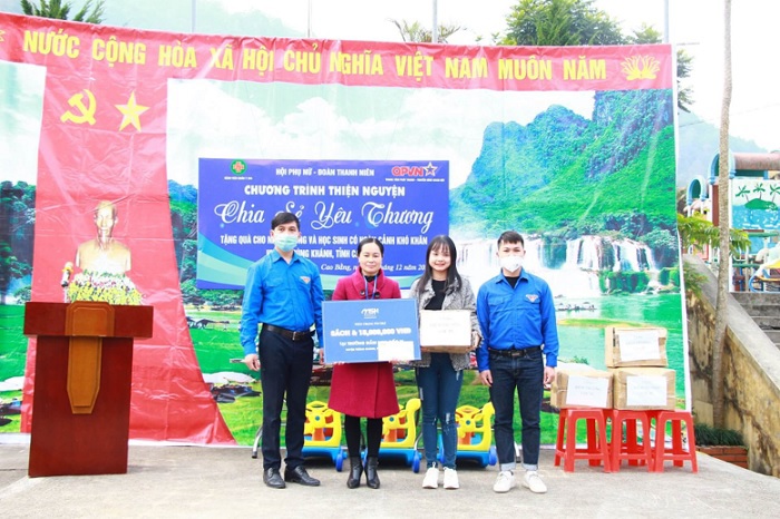 Đại diện Tập thể CBNV MSH Group trao tặng quà cho các điểm trường vùng cao tỉnh Cao Bằng.
