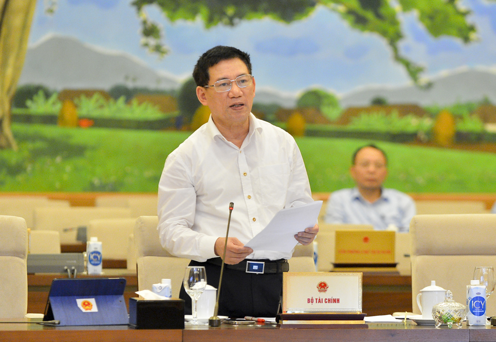 Bộ trưởng Bộ Tài chính Hồ Đức Phớc trình bày tờ trình của Chính phủ tại phiên họp thứ 55 của Ủy ban Thường vụ Quốc hội.