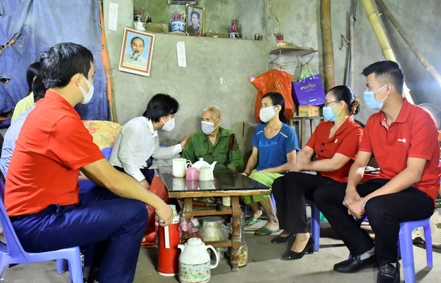 Ban tổ chức thăm, tặng quà gia đình ông Nguyễn Văn Thay, ở xóm Tổ, xã Phượng Tiến, huyện Định Hóa