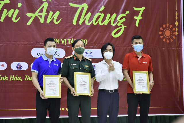 Ông Phạm Văn Hà – Giám đốc Trung tâm Truyền hình Nhân (thứ 2 từ phải sang)trao chứng nhận cho các nhà tài trợ