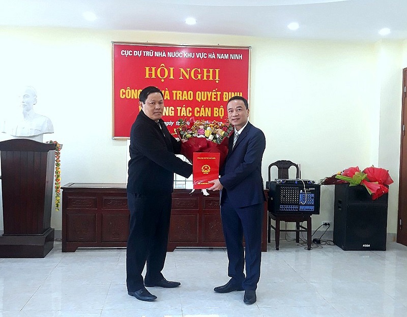 Tổng cục trưởng Tổng cục DTNN trao quyết định điều động, bổ nhiệm ông Đỗ Quốc Long - Vụ trưởng vụ Thanh tra - Kiểm tra giữ chức Cục trưởng Cục DTNN khu vực Hà Nam Ninh (ngày 18/1/2022).