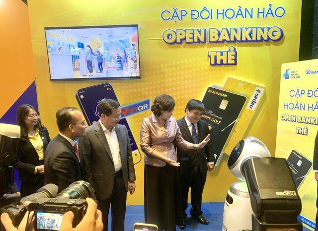 Phó Thủ tướng Lê Minh Khái và Thống đốc Ngân hàng Nhà nước Nguyễn Thị Hồng tham quan gian hàng chuyển đổi số ngân hàng - Ảnh: VGP/Huy Thắng.