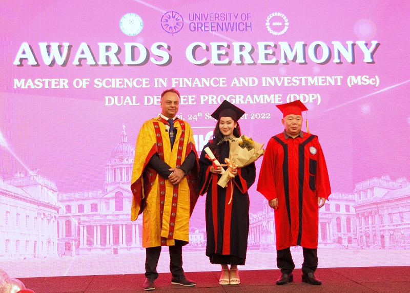 PGS.,TS. Nguyễn Trọng Cơ - Giám đốc Học viện Tài chính và ông Raj Dass - Đại diện hợp tác quốc tế khu vực Đông Nam Á - Trường Đại học Greenwich (Vương quốc Anh) trao Bằng Tốt nghiệp cho tân Thạc sỹ MSc.