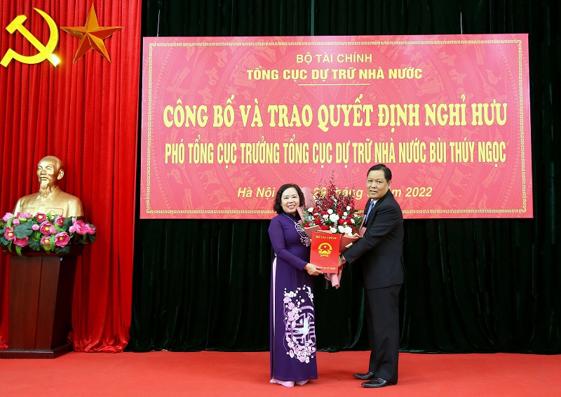 Tổng cục trưởng Tổng cục DTNN Đỗ Việt Đức trao Quyết định nghỉ chế độ cho đồng ch&iacute; B&ugrave;i Th&uacute;y Ngọc.