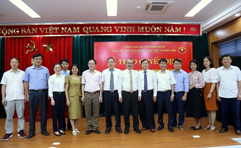 Các đại biểu chụp ảnh lưu niệm tại buổi lễ.